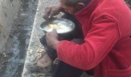 农村大叔偷瓜吃,引发邻里和谐趣事