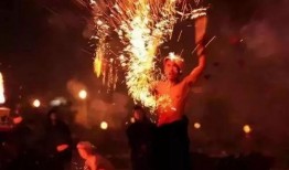 吃瓜看打铁花,打铁花表演魅力无限