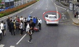 围观吃瓜车祸,一场意外的悲剧