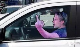 大佬开车吃瓜视频,意外成为吃瓜群众焦点