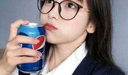 眼镜女生宿舍吃瓜