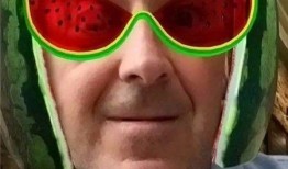 老伯请师傅吃瓜