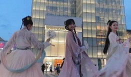 汉服小姐姐吃瓜视频,古风美食新风尚