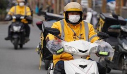 宜昌外卖小哥吃瓜视频,街头一幕引发网友热议