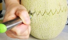 吃了虾可以再吃哈密瓜吗,同食相宜的美食搭配指南