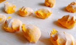 小孩吃瓜吃馍多了,小宝贝的甜蜜负担