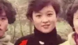 吃瓜明星恋情曝光,明星恋情曝光，甜蜜瞬间引网友热议