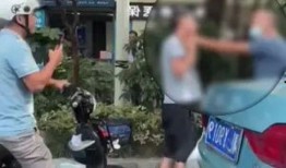 骑车遇到吃瓜,趣味横生一幕引热议