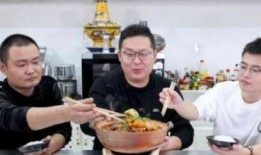 老伯请师傅吃瓜