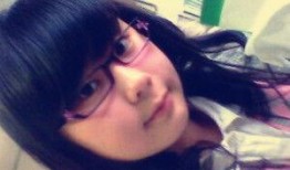 眼镜女生宿舍吃瓜